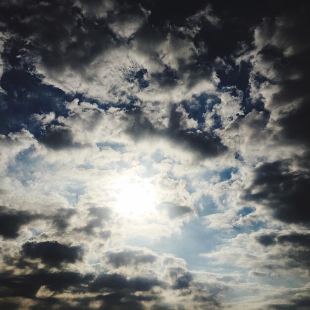 Foto vista de ángulo bajo del cielo nublado