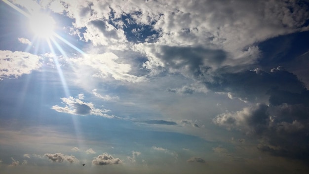 Foto vista de ángulo bajo del cielo nublado