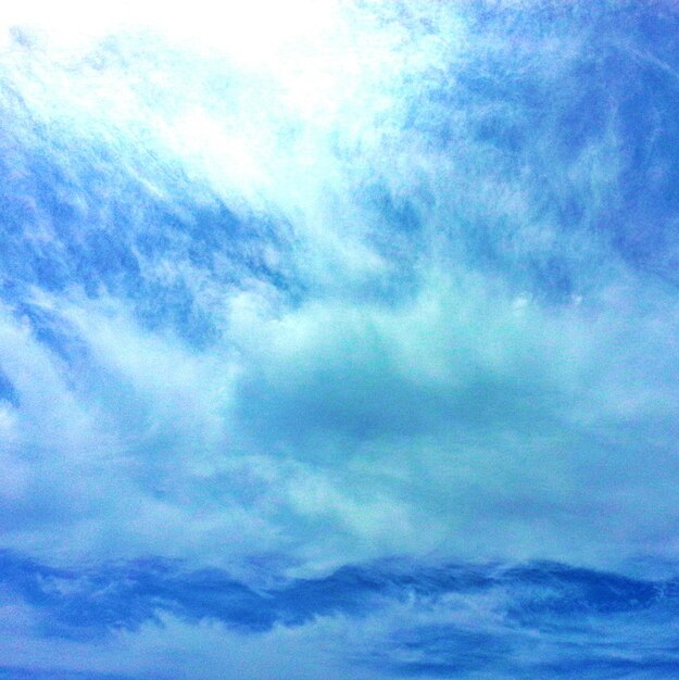 Foto vista de ángulo bajo del cielo nublado