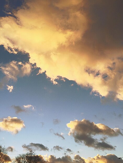 Foto vista de ángulo bajo del cielo nublado