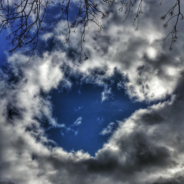 Vista de ángulo bajo de un cielo nublado