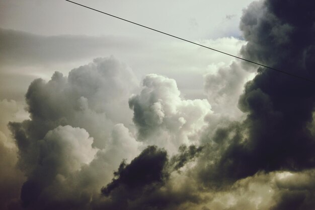 Foto vista de ángulo bajo del cielo nublado