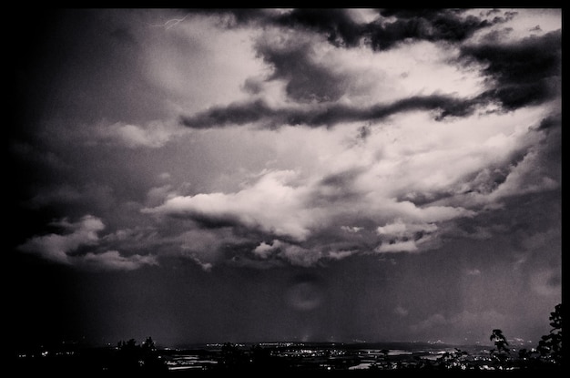 Foto vista de ángulo bajo del cielo nublado