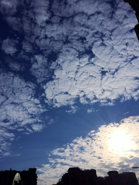 Foto vista de ángulo bajo del cielo nublado