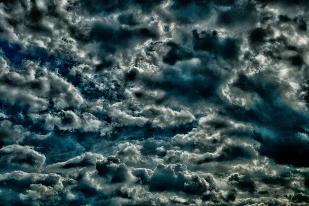 Foto vista de ángulo bajo del cielo nublado