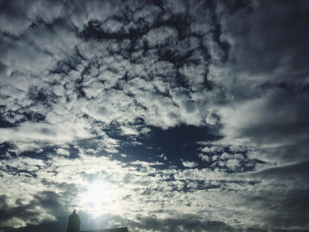 Foto vista de ángulo bajo del cielo nublado