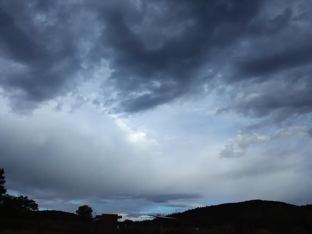 Foto vista de ángulo bajo del cielo nublado