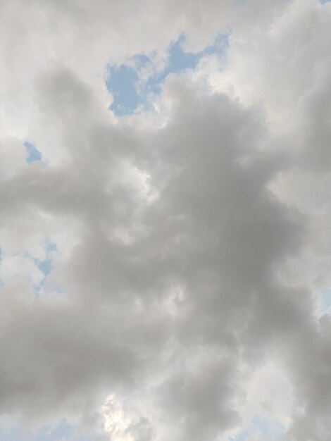 Foto vista de ángulo bajo del cielo nublado