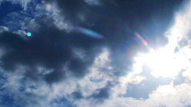 Foto vista de ángulo bajo del cielo nublado