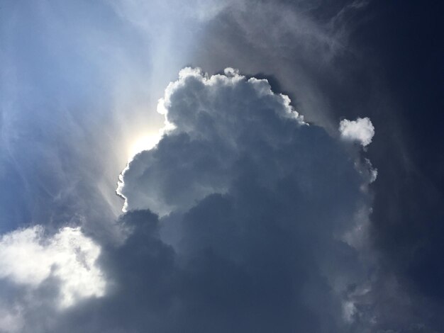 Vista de ángulo bajo de un cielo nublado