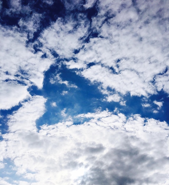 Foto vista de ángulo bajo del cielo nublado