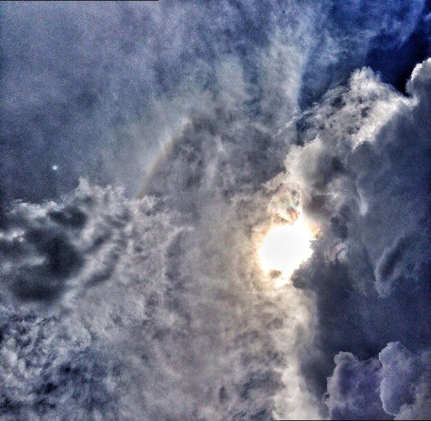 Foto vista de ángulo bajo del cielo nublado