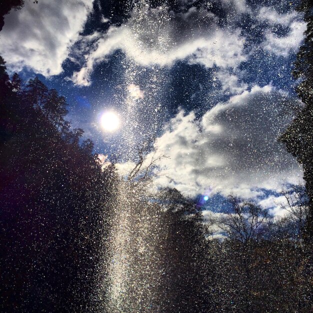 Vista de ángulo bajo del cielo nublado