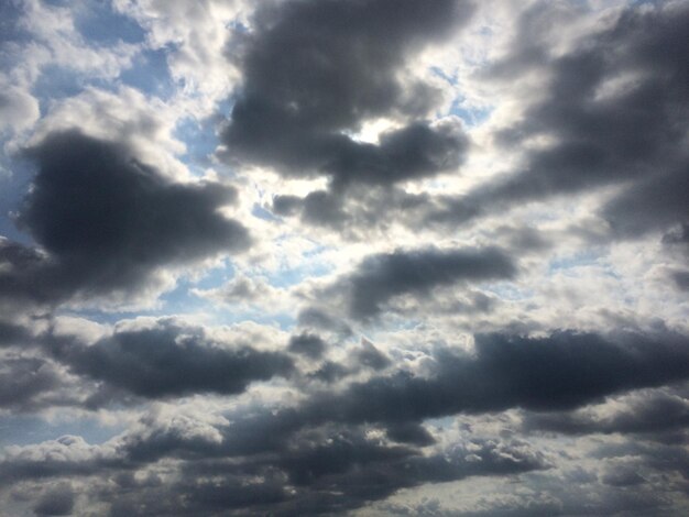 Vista de ángulo bajo del cielo nublado