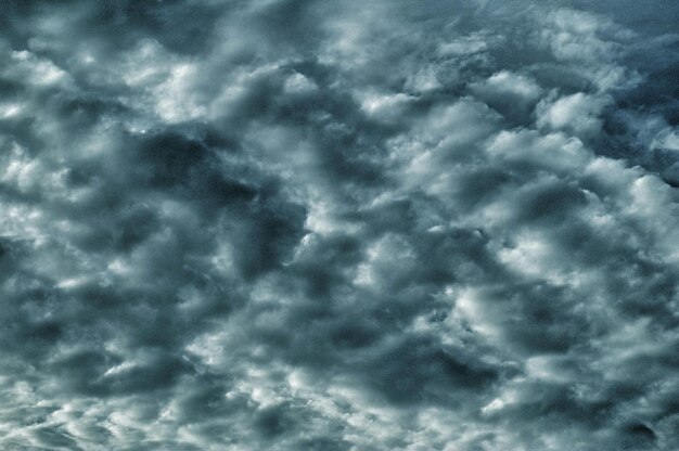 Foto vista de ángulo bajo del cielo nublado