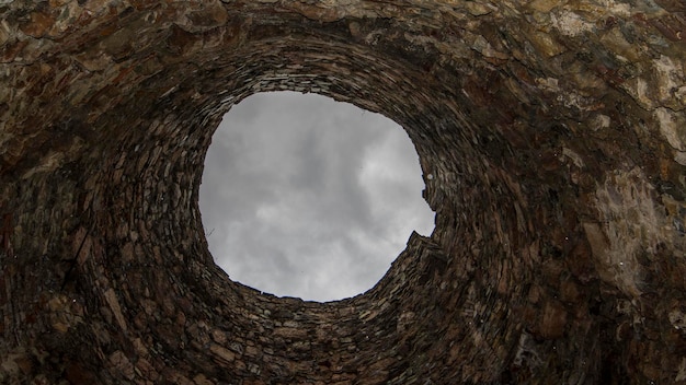 Vista de ángulo bajo del cielo vista a través del agujero