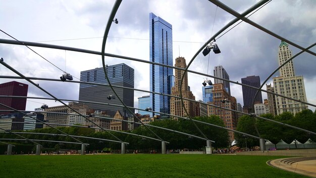 Foto vista de bajo ángulo de la ciudad de chicago contra un cielo nublado