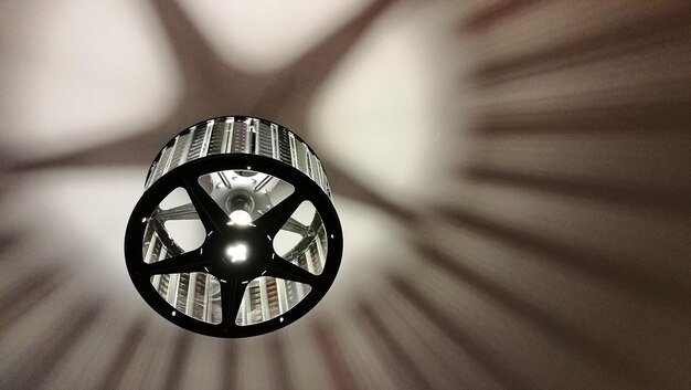 Foto vista de ángulo bajo de un colgante iluminado colgando del techo