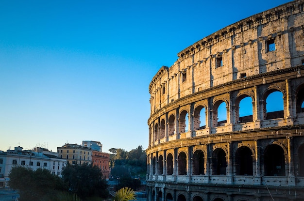 Vista de bajo ángulo del Coliseo contra un cielo despejado