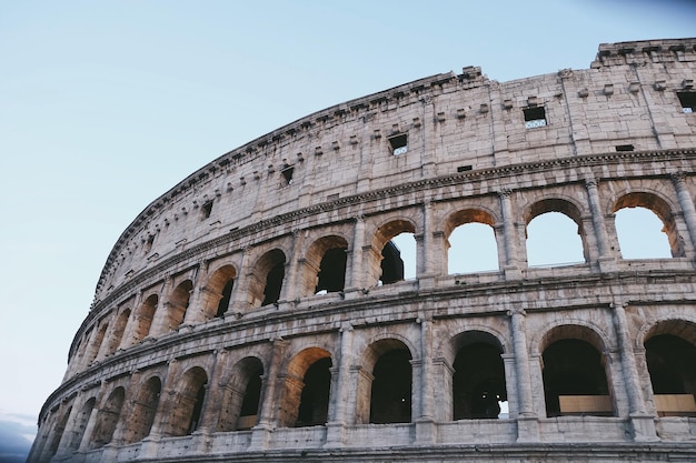 Vista de bajo ángulo del Coliseo contra un cielo despejado