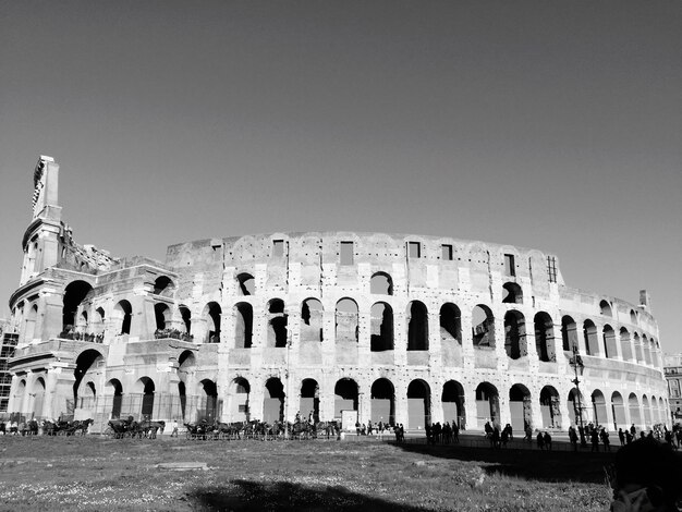 Foto vista de bajo ángulo del coliseo contra un cielo despejado