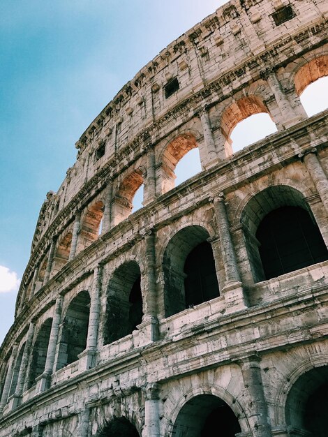 Foto vista en bajo ángulo del coliseo contra el cielo