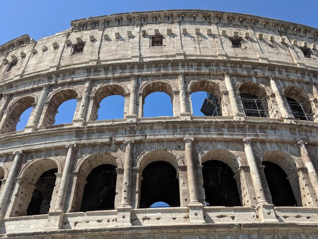 Foto vista de bajo ángulo del coliseo de roma, italia contra el cielo