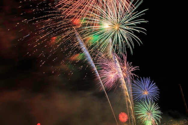 Vista en bajo ángulo de una colorida exhibición de fuegos artificiales