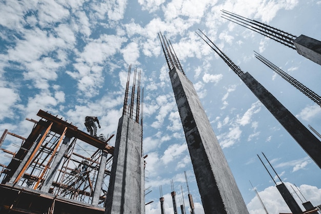 Vista de ángulo bajo de la columna arquitectónica contra el cielo