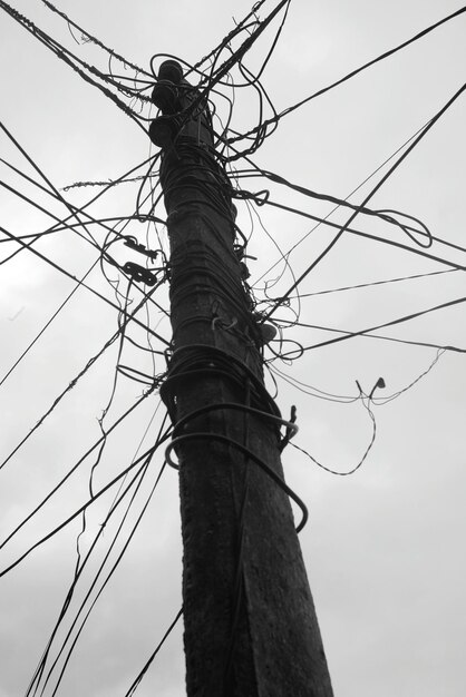 Foto vista de ángulo bajo de la columna eléctrica