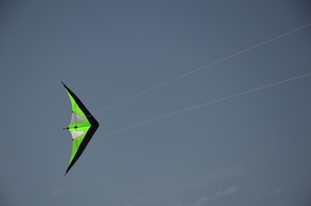 Foto vista de ángulo bajo de una cometa volando contra el cielo