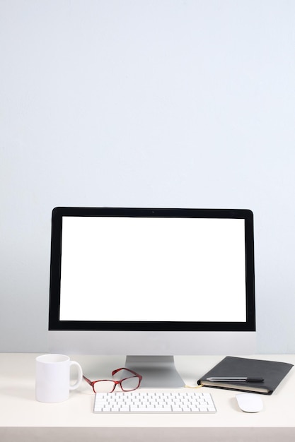 Vista de ángulo bajo de la computadora portátil en la mesa en casa