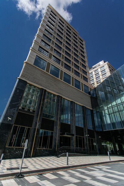 Foto vista de ángulo bajo de cristal arquitectónico de rascacielos