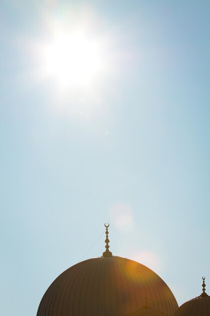 Foto vista de bajo ángulo de la cúpula de la mezquita contra un cielo despejado