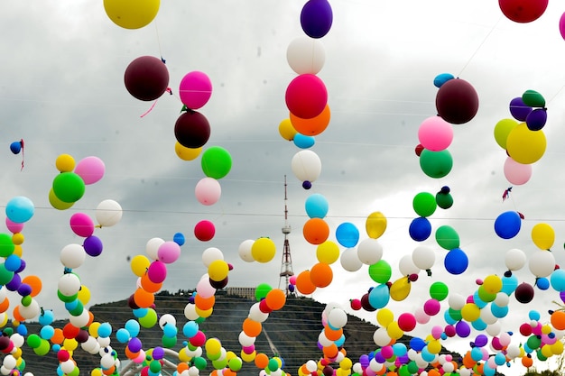 Vista de ángulo bajo de la decoración de globos coloridos contra el cielo.