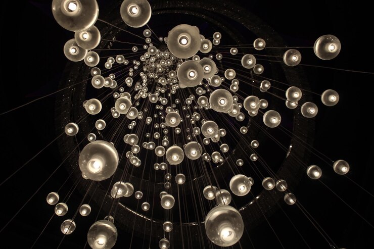 Foto vista de bajo ángulo de la decoración de luz iluminada que cuelga del techo