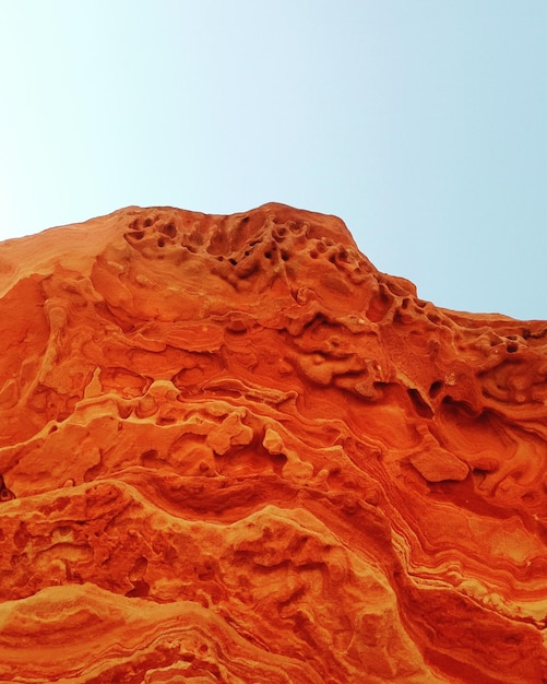 Vista de ángulo bajo del desierto contra un cielo despejado