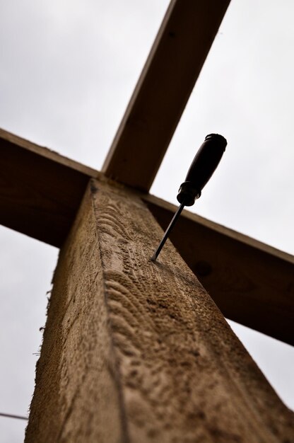 Foto vista de ángulo bajo de un destornillador atrapado en la madera