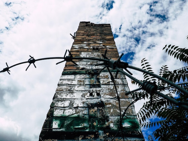 Foto vista de ángulo bajo de un edificio abandonado contra un cielo nublado