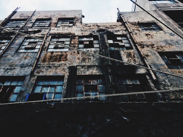 Foto vista de ángulo bajo de un edificio abandonado contra el cielo