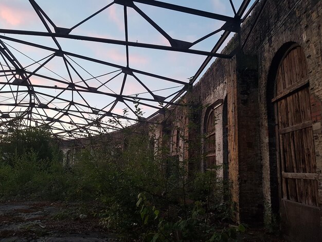 Foto vista en bajo ángulo de un edificio abandonado