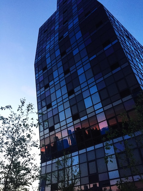 Foto vista de ángulo bajo de un edificio alto contra un cielo despejado