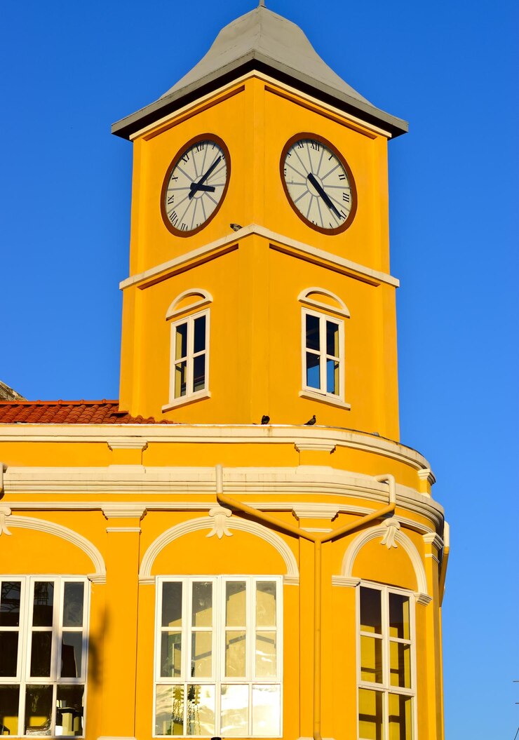 Foto vista de bajo ángulo del edificio amarillo contra el cielo azul