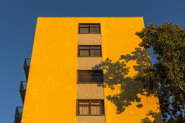 Vista de ángulo bajo del edificio amarillo en un día soleado