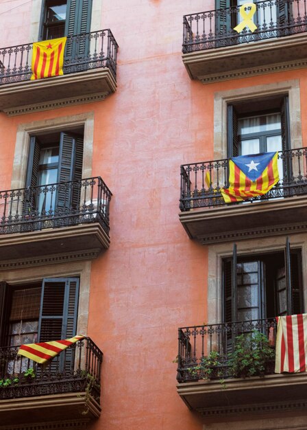 Foto vista en bajo ángulo de un edificio antiguo en barcelona