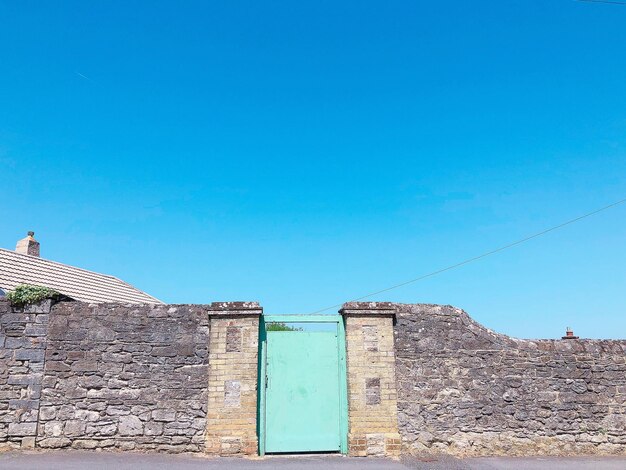 Foto vista de bajo ángulo de un edificio antiguo contra un cielo azul claro