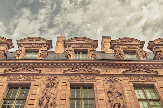 Foto vista de ángulo bajo de un edificio antiguo contra un cielo nublado