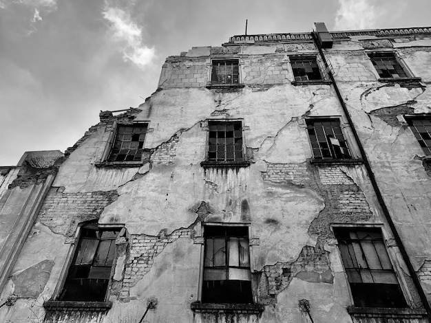 Foto vista de bajo ángulo de un edificio antiguo contra el cielo