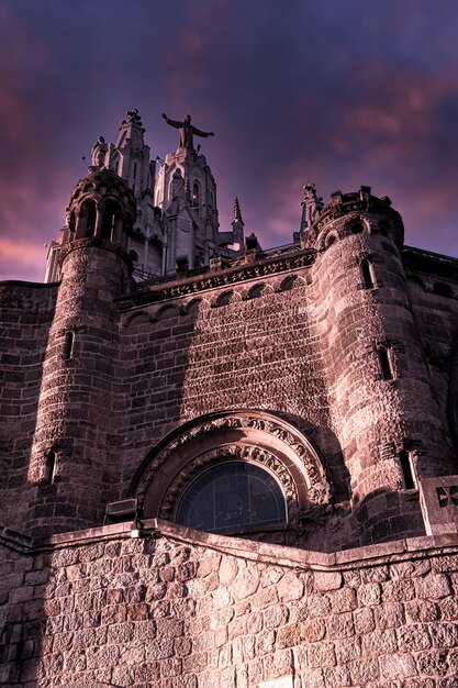 Foto vista de bajo ángulo de un edificio antiguo contra el cielo