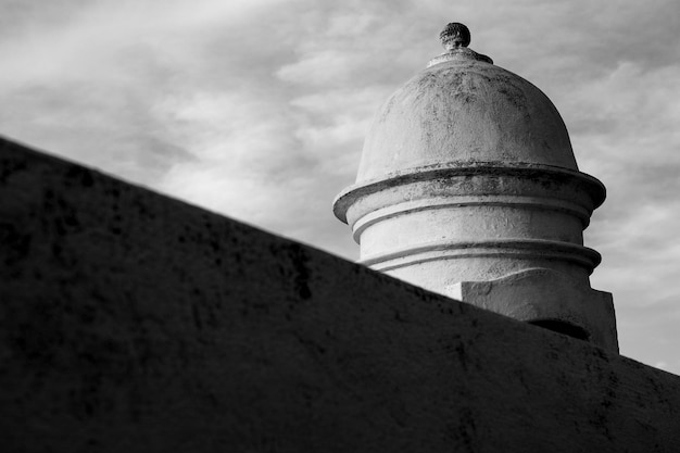 Foto vista de bajo ángulo de un edificio antiguo contra el cielo